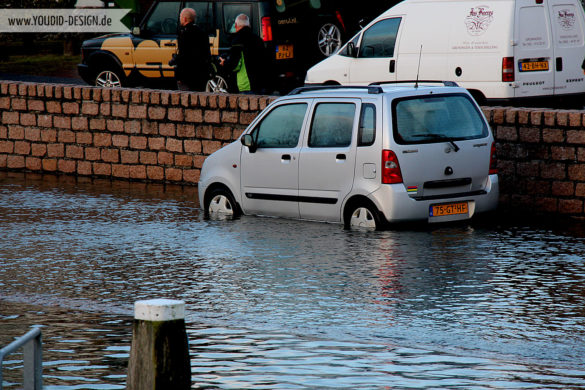 Auto im Hochwasser | www.youdid-design.de