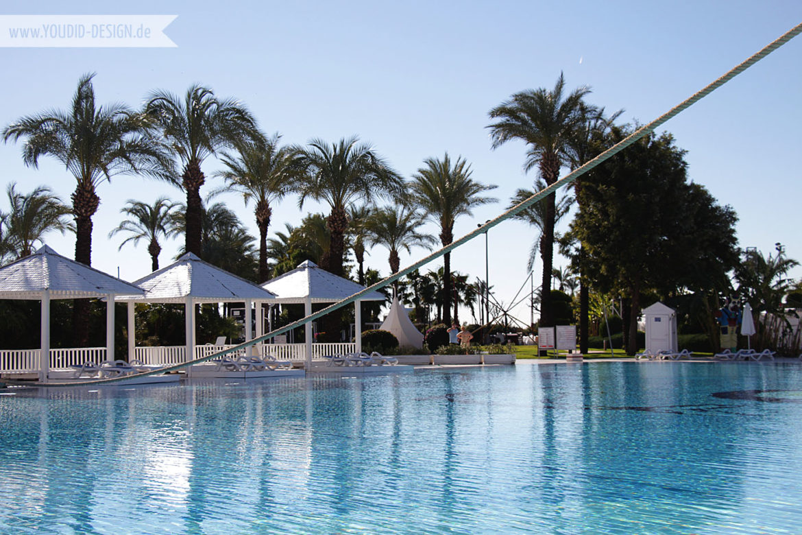 Frühstücken am Pool | youdid-design.de