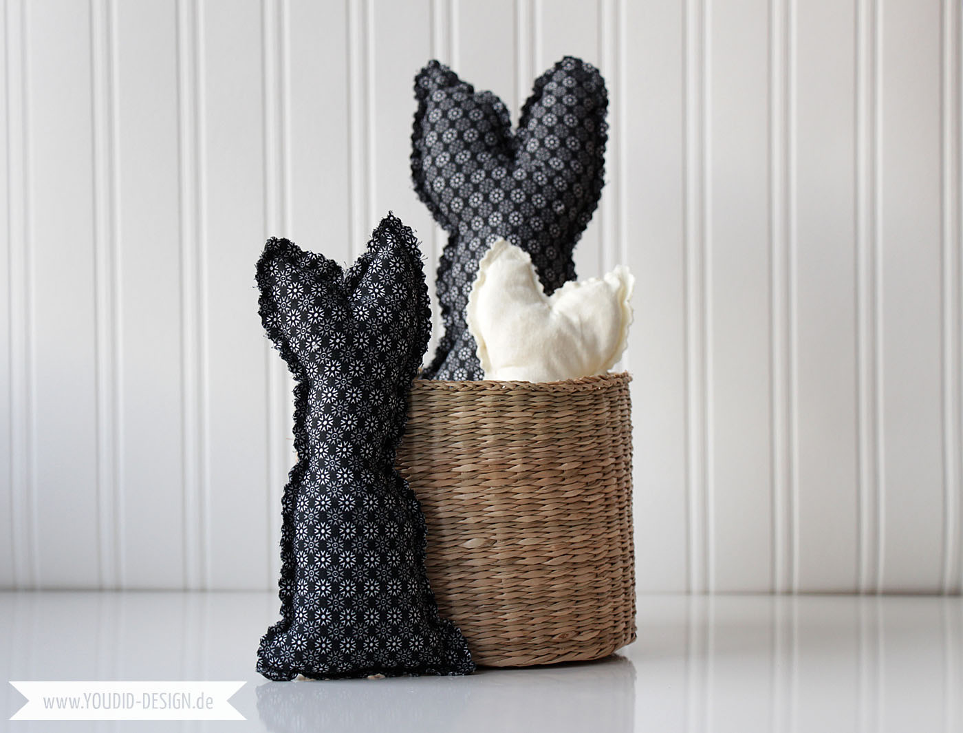 Black and White Fabric Easter Bunnies Free Sewing Pattern - Schwarz Weiss Osterhase mit Gratis Schnittmuster - Easter Decoration - Osterdekoration | www.youdid-design.de
