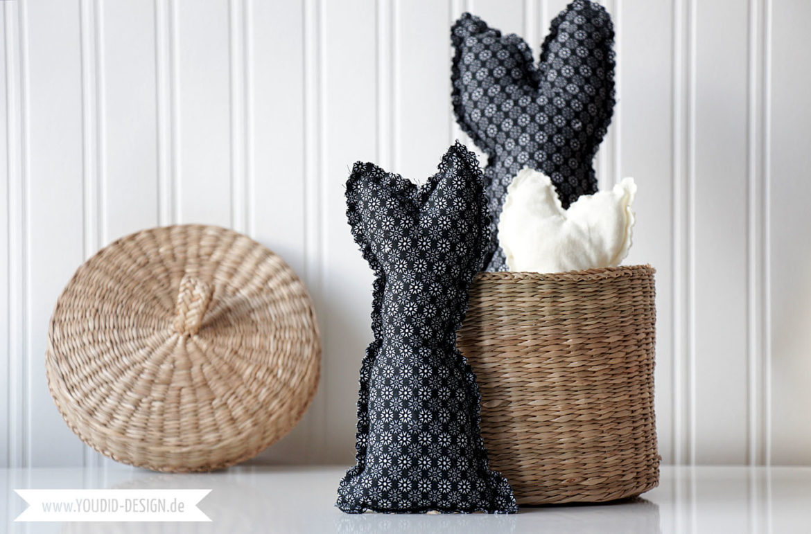 Fabric Easter Bunnies Stoff Osterhasen | www.youdid-design.de Black and White Fabric Easter Bunnies Free Sewing Pattern - Schwarz Weiss Osterhase mit Gratis Schnittmuster - Easter Decoration - Osterdekoration | www.youdid-design.de