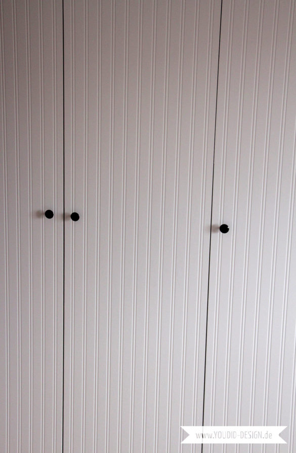 IKEA Hack Beadboard Tapete auf Türen kleben | www.youdid-design.de