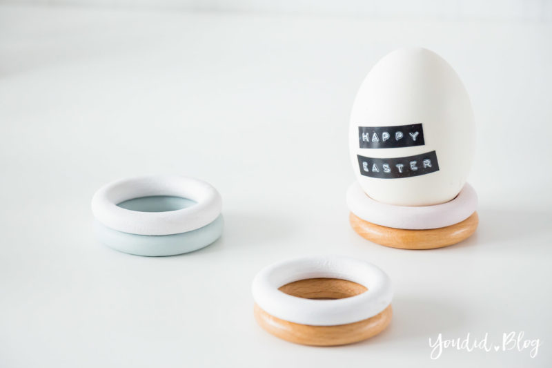 selbstgemachte Eierbecher aus Holzringen Gardinenringen Pastellfarben Upcycling DIY Eggcups in Pastels Ostereier bemalen | https://youdid.blog