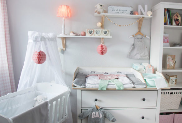 Inspiration for a scandinavian nursery Inspirationen für ein skandinavisches Babyzimmer in mint blush IKEA IKEA Hemnes Kommode wird zum Wickeltisch interior nordic interior scandi style | www.youdid-design.de
