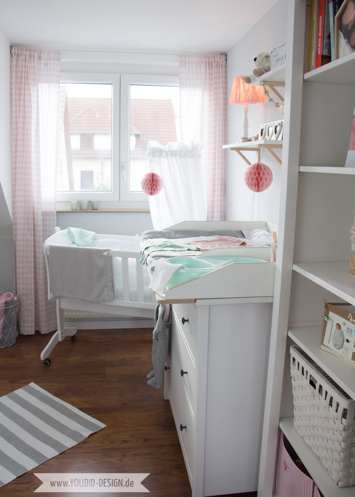 Ein skandinavisches Kinderzimmer und ein Wickelaufsatz für die IKEA