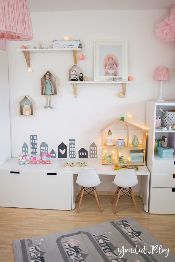 nordic girlsroom kidsroom skandinavisches Kinderzimmer IKEA Puppenhaus Flisat Kinderstuhl Eames DSW rosa Babyzimmer | https://youdid.blog