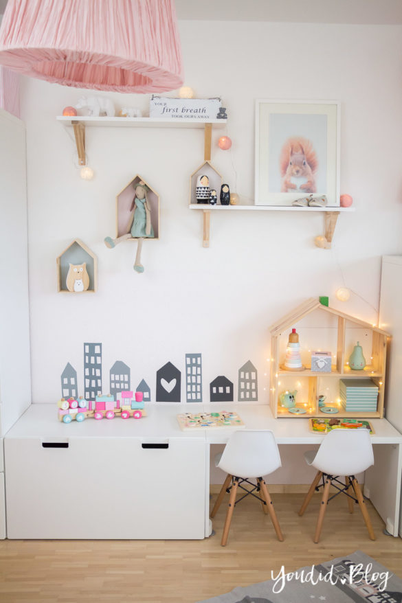 nordic girlsroom kidsroom skandinavisches Kinderzimmer IKEA Puppenhaus Flisat Kinderstuhl Eames DSW rosa Babyzimmer Hausregal | https://youdid.blog