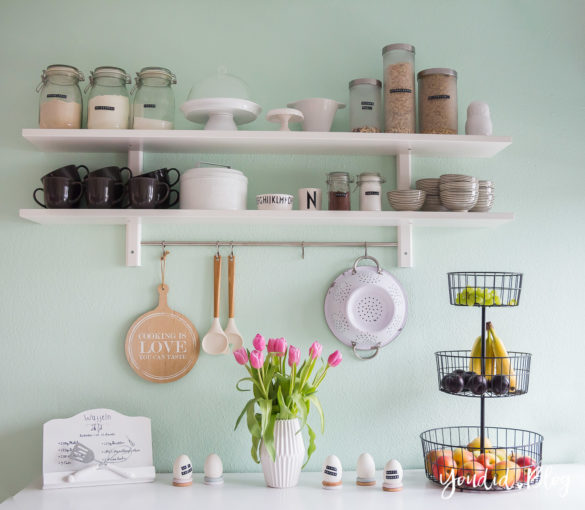 Küchenregal Küchendetails und mintfarbene Wand Macaron nordic kitchen IKEA Küche | https://youdid.blog