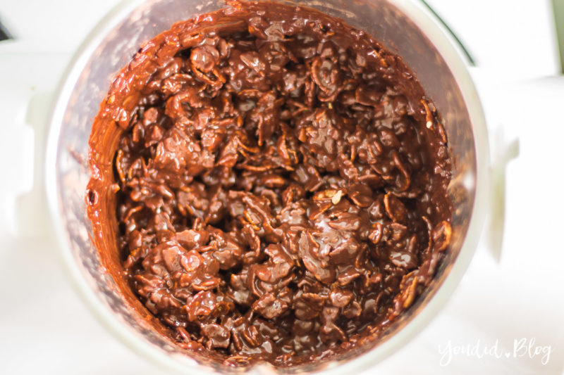 Rezept Toffifee Schoko Crossies mit dem Thermomix selber machen Schokolade schmelzen Chocolate Caramel Nut Choco Crossies | https://youdid.blog