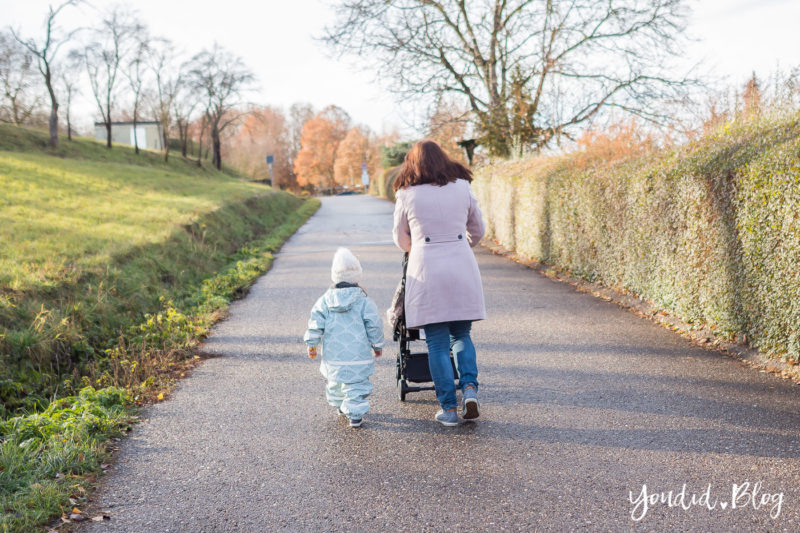 Was ist der richtige Altersabstand beim zweiten Kind Unterwegs mit Jollyroom wunderschöner Fusssack und Reisebuggy Wie viel Monate Altersabstand | https://youdid.blog