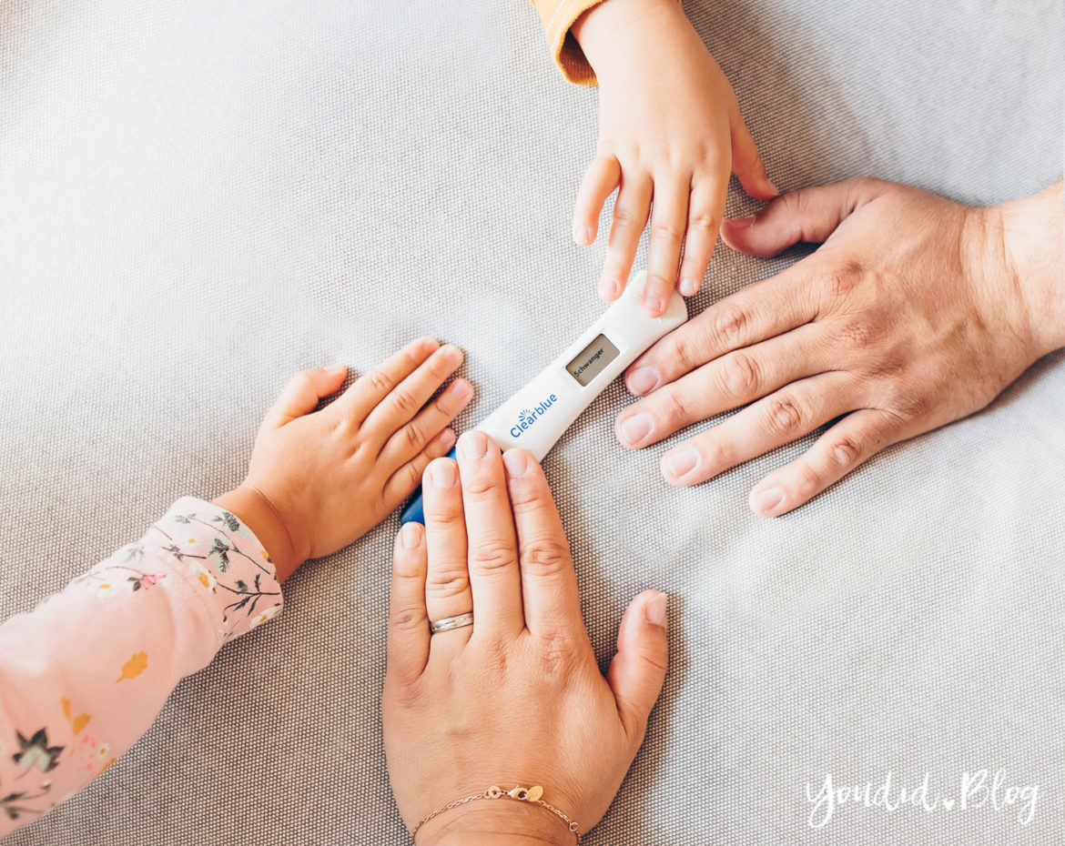 Der positive Schwangerschaftstest Schwangerschaftsverkündung Pregnancy Announcement 12. Schwangerschaftswoche Schwangerschaftstest mit Händen | https://youdid.blog