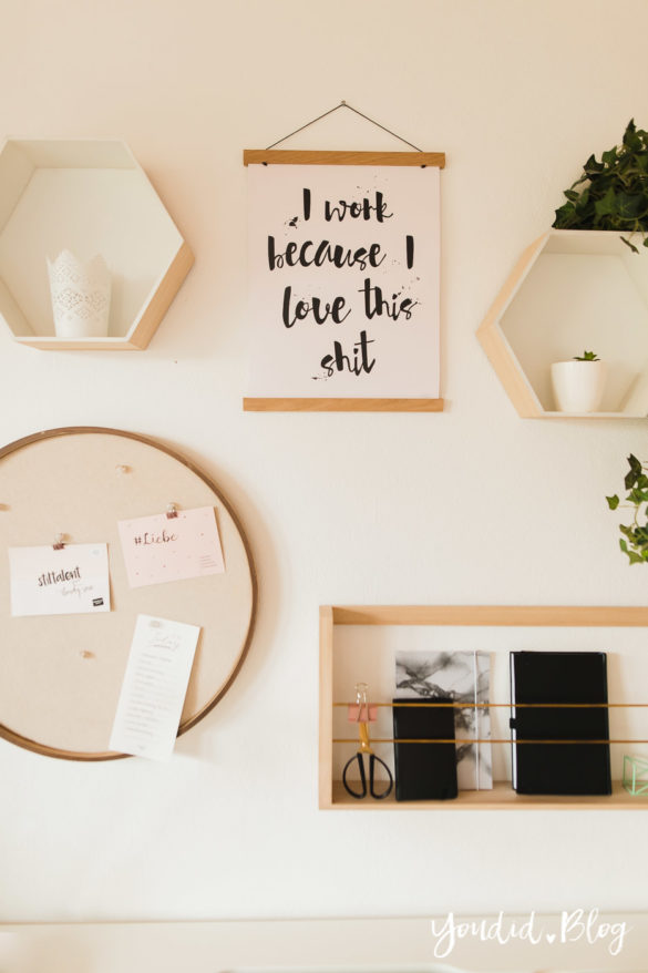 Poster und Holzbilder im skandinavischen Wohnstil Home Office Make Over Herbstdeko Schreibtisch | https://youdid.blog