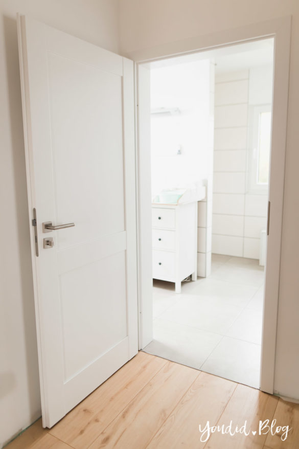 Room-Tour-durchs-Haus-moderne-Kassettentüren-und-unsere-Erfahrung-mit-Tür-und-Zarge-graue-Fliesen | https://youdid.blog