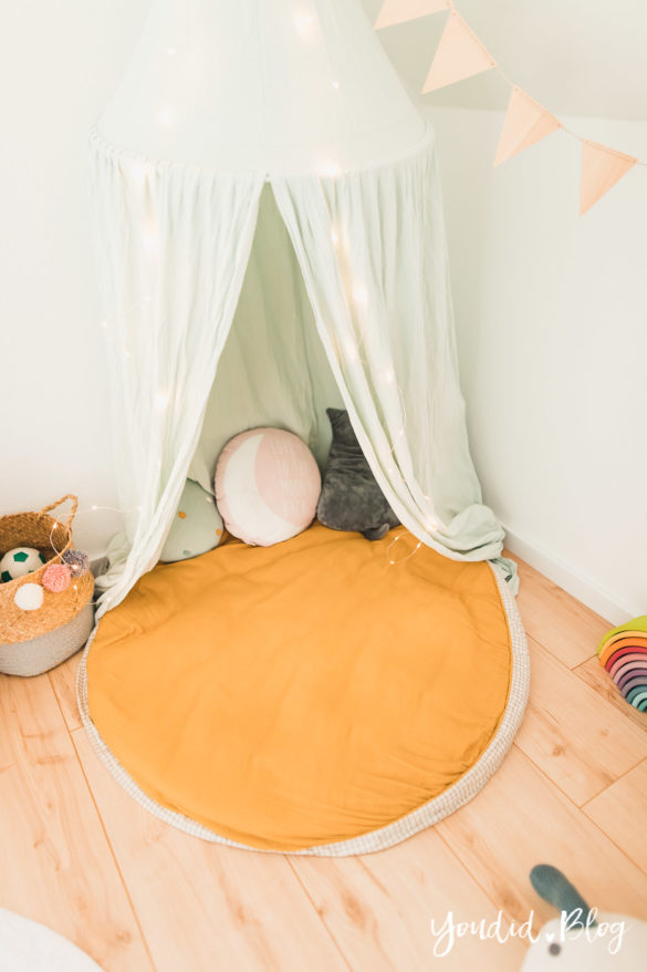 Zwischen Windeln Corona und Einhorn Kneten - Bleib Lässig Zuhause Skandinavisches Kinderzimmer Regenbogen Baldachin Betthimmel IKEA Hack Kuschelhöhle | https://youdid.blog