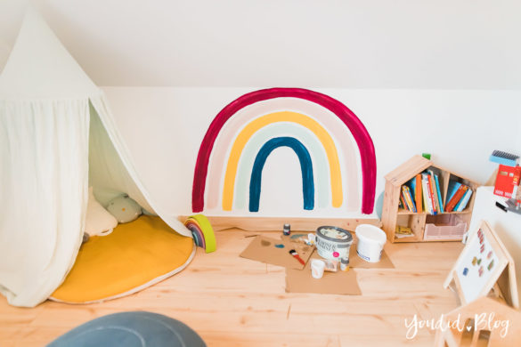 Zwischen Windeln Corona und Einhorn Kneten - Bleib Lässig Zuhause Skandinavisches Kinderzimmer Regenbogen streichen Baldachin Betthimmel IKEA Hack | https://youdid.blog