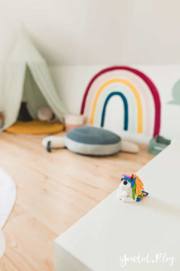 Zwischen Windeln Corona und Einhorn Kneten - Lässig Zuhause Skandinavisches Kinderzimmer Regenbogen Baldachin Betthimmel | https://youdid.blog