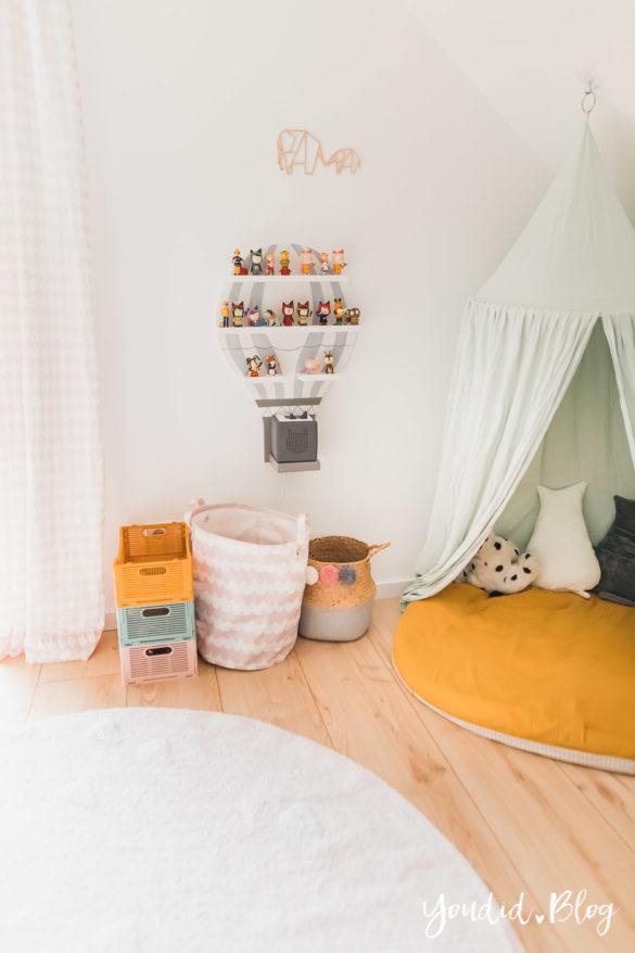 Zwischen Windeln Corona und Einhorn Kneten Tonieregal - Bleib Lässig Zuhause Skandinavisches Kinderzimmer Regenbogen Baldachin Betthimmel IKEA Hack | https://youdid.blog